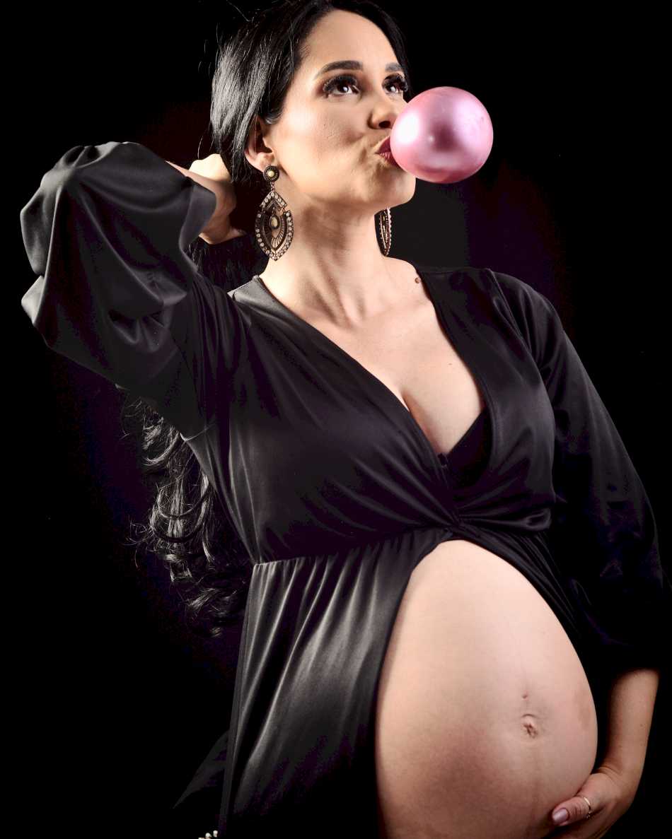Futura mãe posando para uma foto em um ensaio de gestante em Ibirité Futura mãe posando para uma foto em um ensaio de gestante em Ibirité