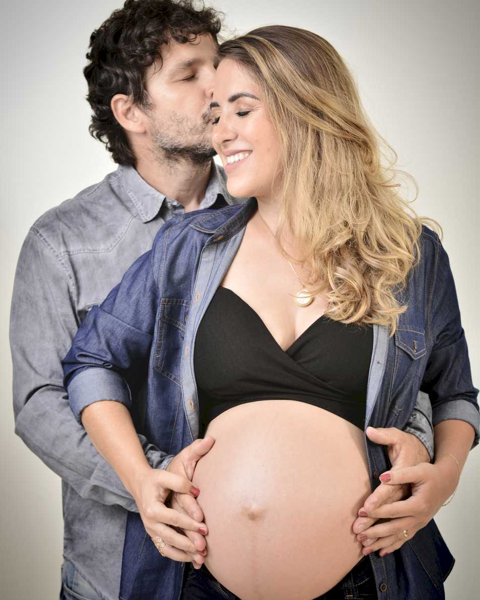 Casal posando para uma foto em um ensaio de gestante em Raposos Casal posando para uma foto em um ensaio de gestante em Raposos