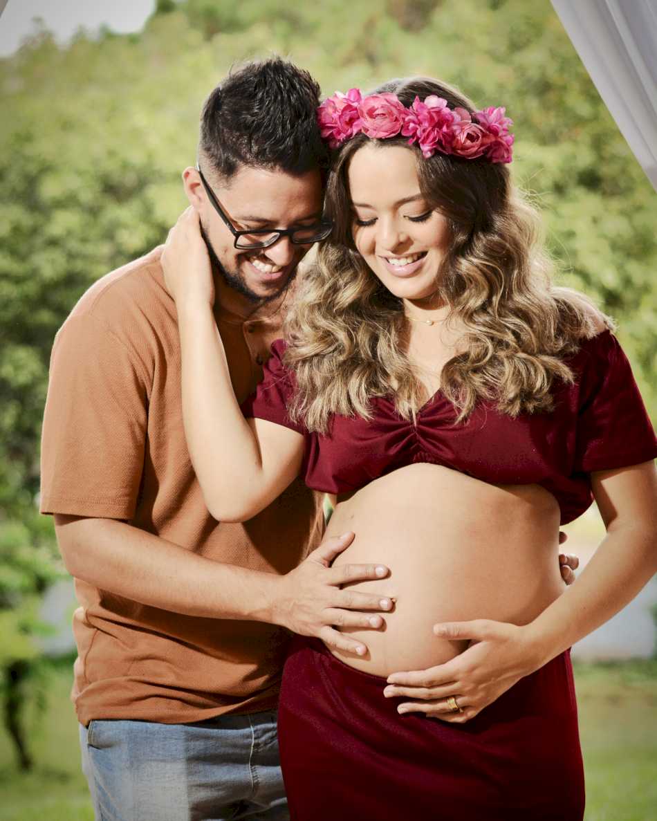 Casal posando para uma foto em um ensaio de gestante em Ribeirão das Neves