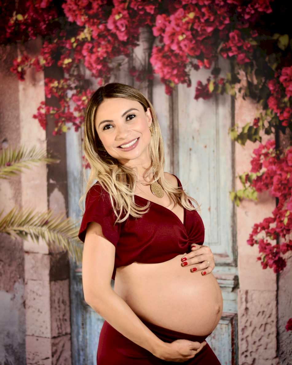 Noiva posando para um ensaio de gestante em Riberão das Neves