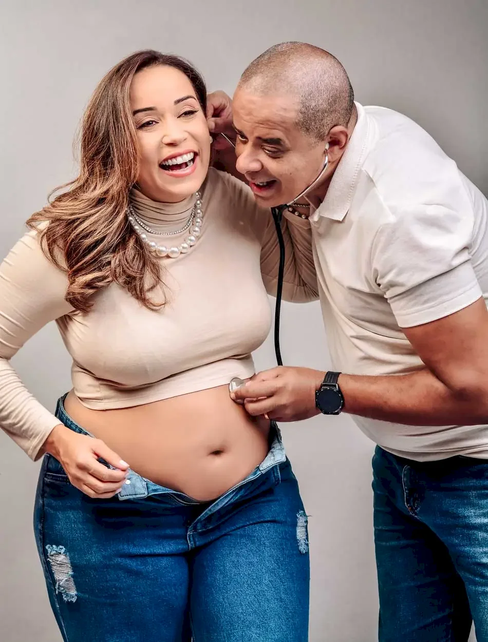 Marido brincando com sua esposa em um ensaio de gestante em Rio Espera Marido brincando com sua esposa em um ensaio de gestante em Rio Espera