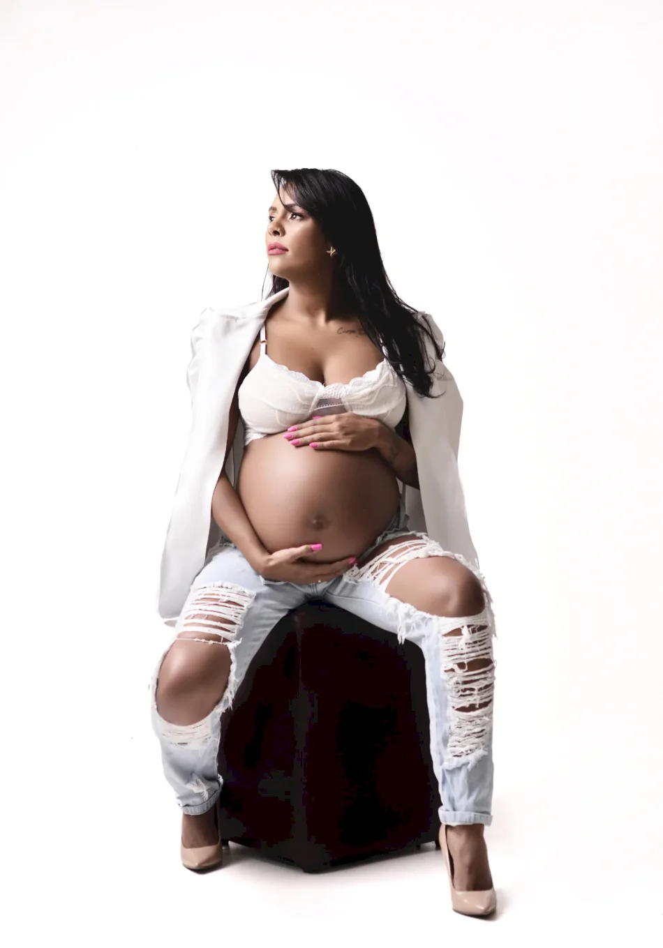 Futura mãe posando para uma foto em um ensaio de gestantes em Betim Futura mãe posando para uma foto em um ensaio de gestantes em Betim