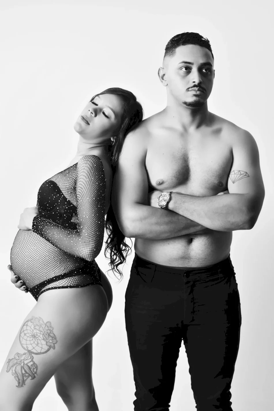 Casais posando para foto em um ensaio de gestantes em Betim Casais posando para foto em um ensaio de gestantes em Betim