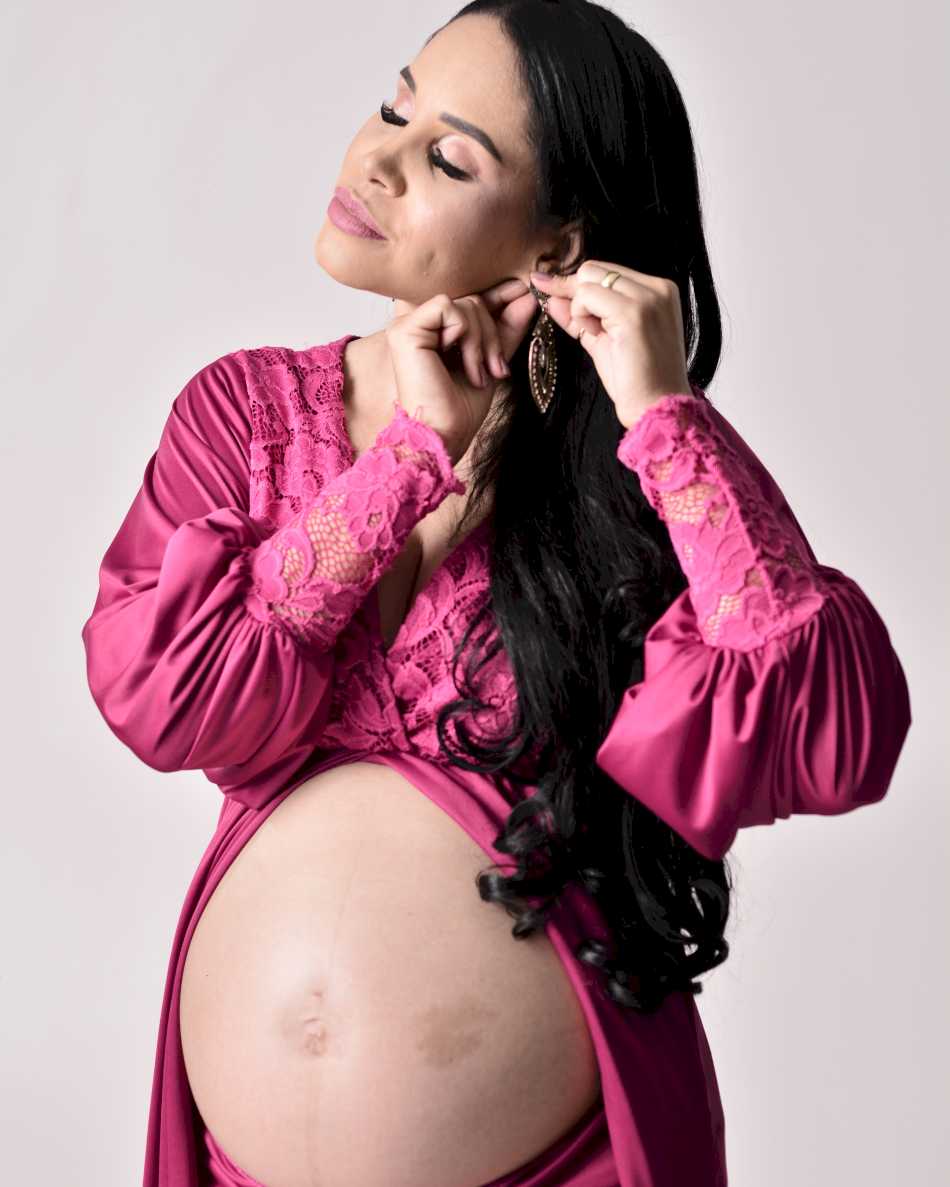 Futura mãe posando para uma foto em um ensaio de gestantes em Belo Horizonte Futura mãe posando para uma foto em um ensaio de gestantes em Belo Horizonte