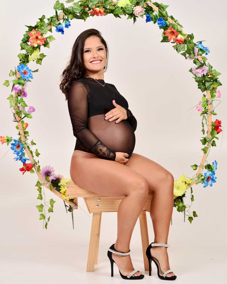 Futura mãe posando para uma foto em Caeté