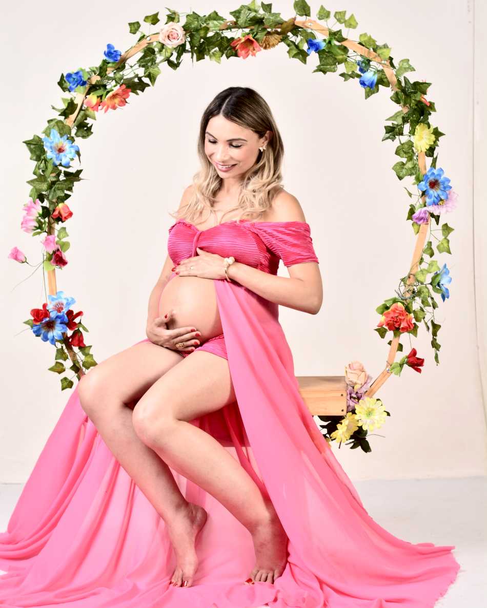 Futura mãe posando para uma foto em um ensaio de gestantes em Contagem