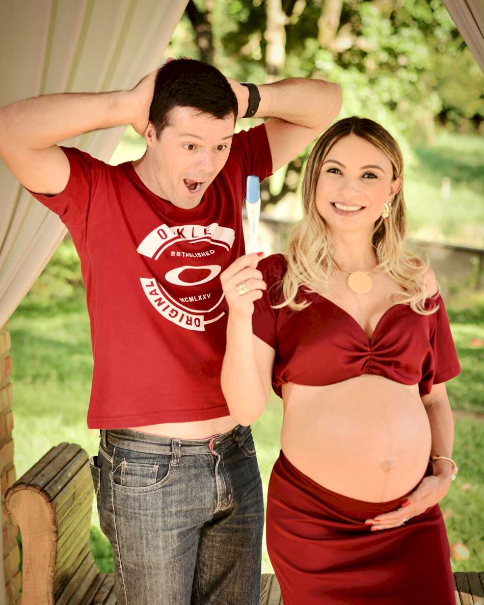 Futura mãe posando para um ensaio de gestantes em Contagem