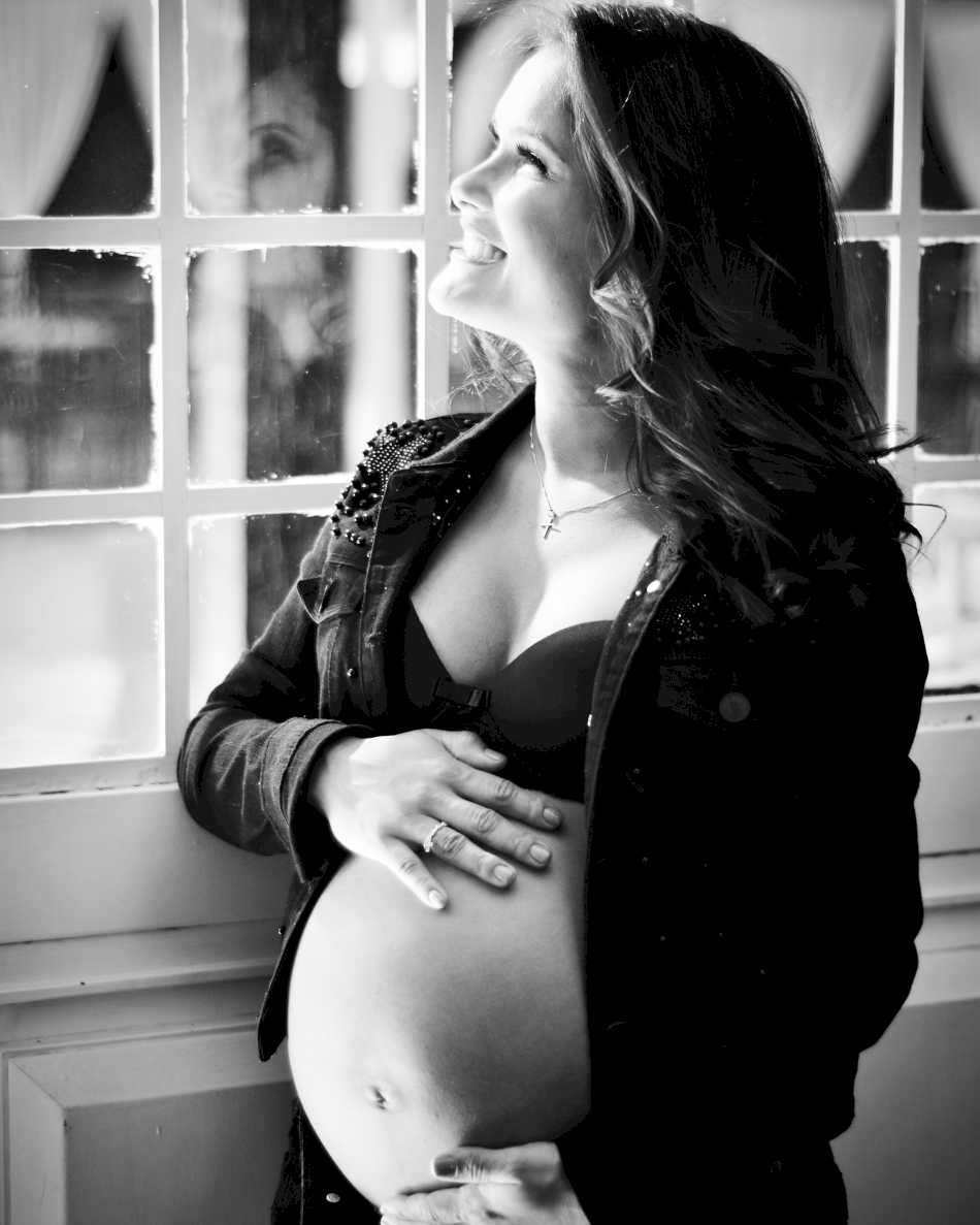 Gestante posando para foto em ensaio de gestantes em Esmeraldas
