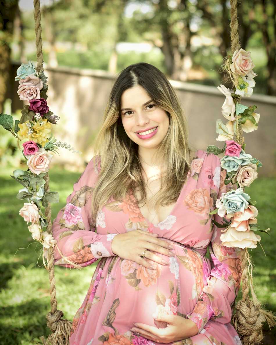 Gestante posando para foto em ensaio de gestantes em Florestal