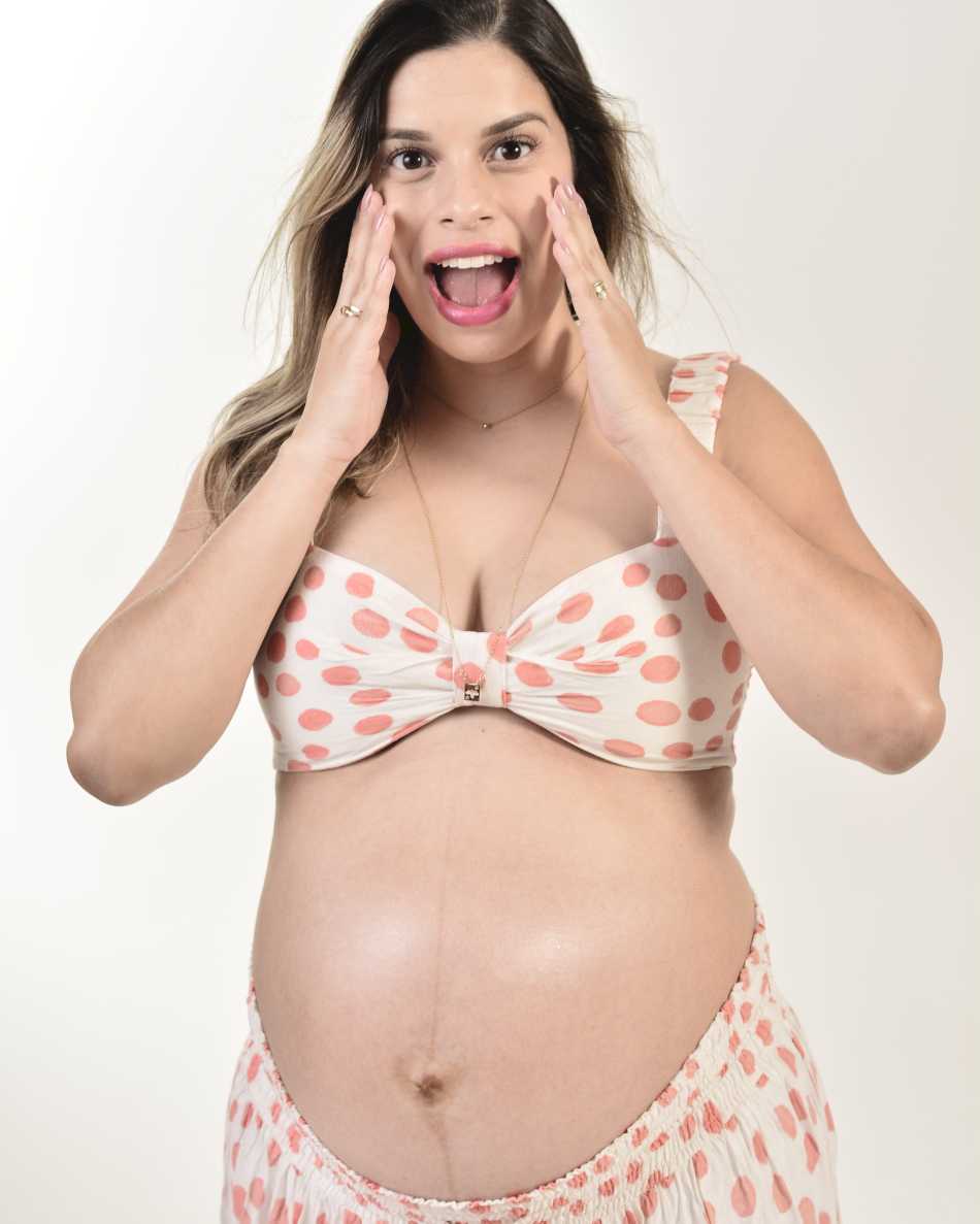 Gestante posando para foto em ensaio de gestantes em Funilândia
