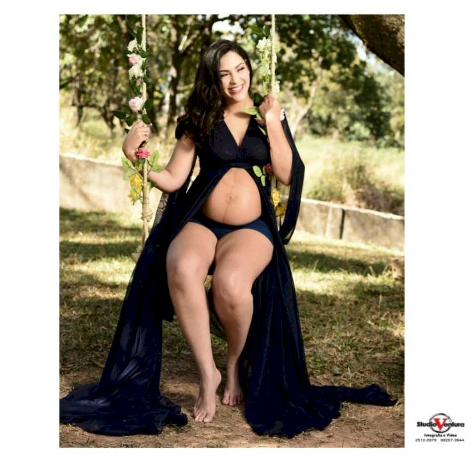 Futura mãe posando para uma foto em um ensaio de gestantes em Juiz de fora Futura mãe posando para uma foto em um ensaio de gestantes em Juiz de fora