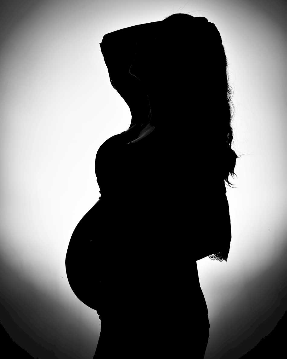 Gestante posando para foto em ensaio de gestantes em Matozinhos Gestante posando para foto em ensaio de gestantes em Matozinhos