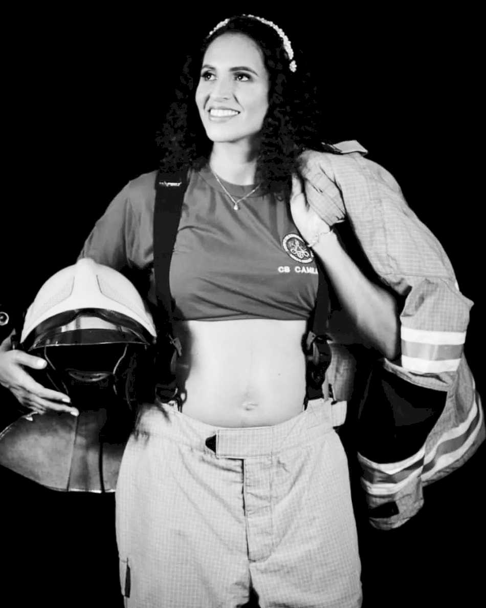 Gestante posando para foto em ensaio de gestantes em Pedro Leopoldo