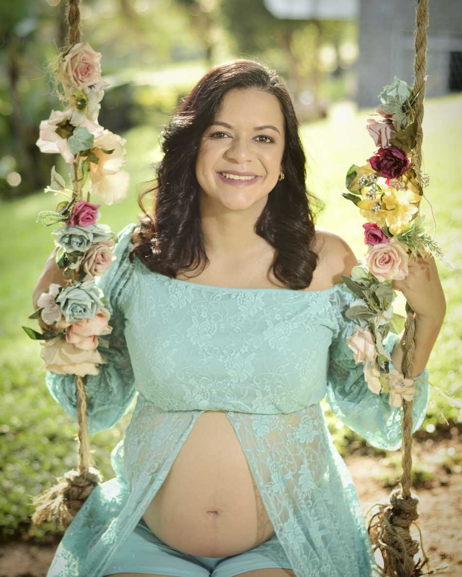 Gestante posando para foto em ensaio de gestantes em Sarzedo