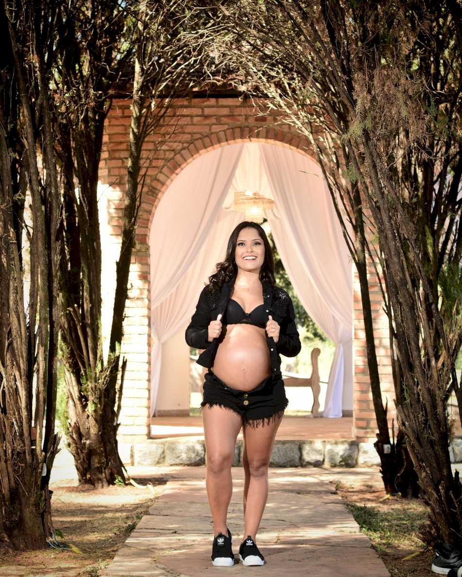 Futura mãe posando para uma foto em Santa Luzia