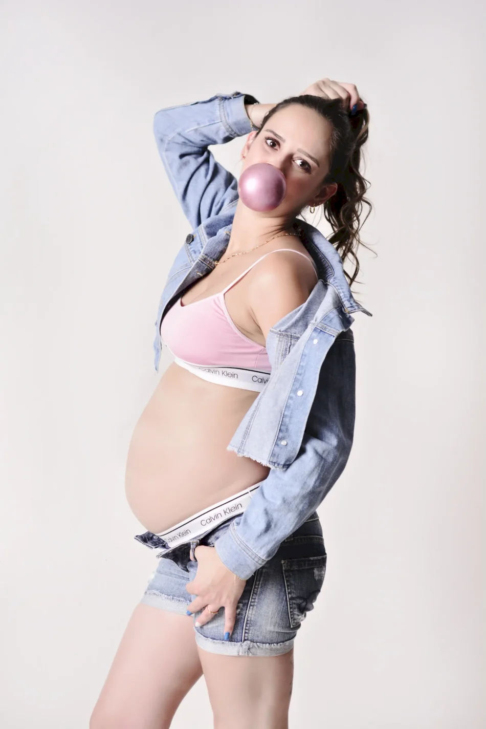 Gestante posando para foto em um ensaio de gestantes em Itapevi Gestante posando para foto em um ensaio de gestantes em Itapevi