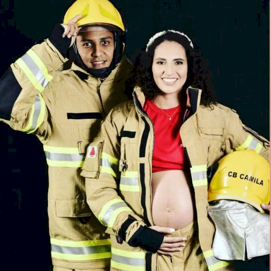Casal posando para uma foto em um ensaio de gestante em Pampulha
